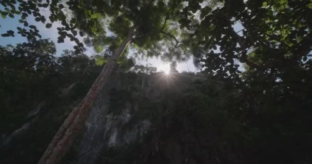 Prachtige Kalkstenen Ochtend Hemel Met Zonnestralen Bodem Beeld Van Prachtige — Stockvideo