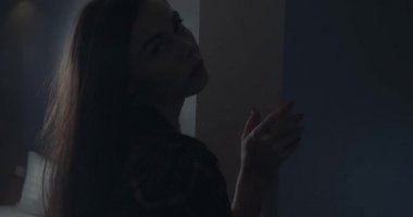 Şehvetli güzel esmer kadın onun yatak odasında iç çamaşırı giyiyor