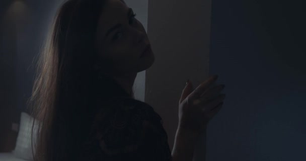 感性美丽的黑发女人穿着内衣在她的卧室 — 图库视频影像