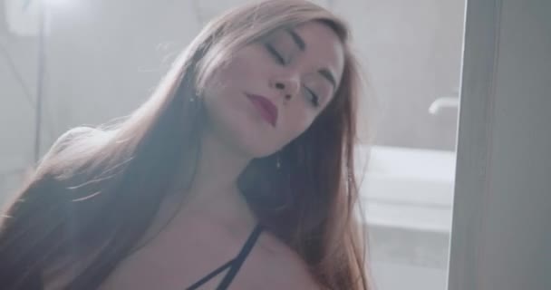 Sensuale Bella Donna Bruna Che Indossa Lingerie Nella Sua Camera — Video Stock