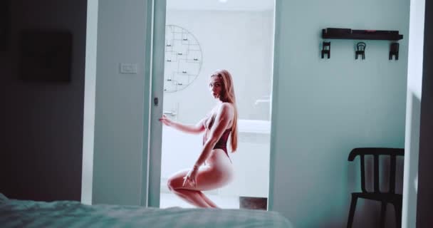 Sensuell Vacker Brunett Kvinna Klädd Underkläder Hennes Sovrum — Stockvideo