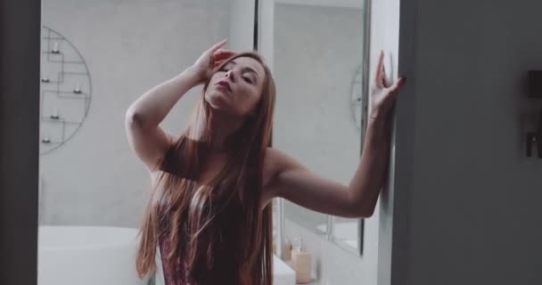 Sensual Hermosa Morena Mujer Usando Lencería Dormitorio — Vídeo de stock