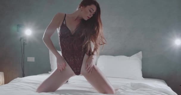 Sensual Bela Morena Mulher Vestindo Lingerie Seu Quarto — Vídeo de Stock