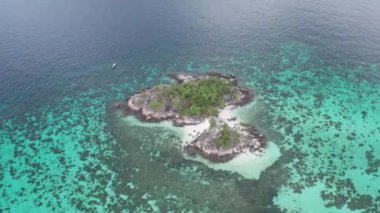 Güneşli yaz günü boyunca beyaz boş plaj ile inanılmaz tropikal cennet Koh Kra adanın Havadan drone görünümü, Tayland