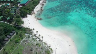 Güneşli yaz günü boyunca güzel tropikal Sunrise Beach Havadan drone görünümü, Koh Lipe, Tayland