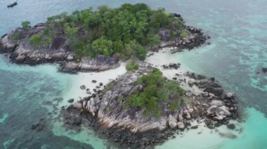Güneşli yaz günü boyunca beyaz boş plaj ile inanılmaz tropikal cennet Koh Kra adanın Havadan drone görünümü, Tayland