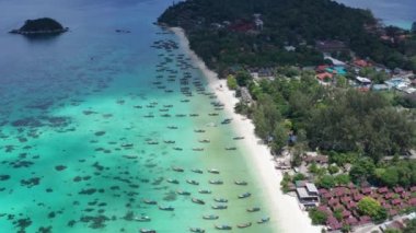 Güneşli yaz günü boyunca güzel tropikal Sunrise Beach Havadan drone görünümü, Koh Lipe, Tayland
