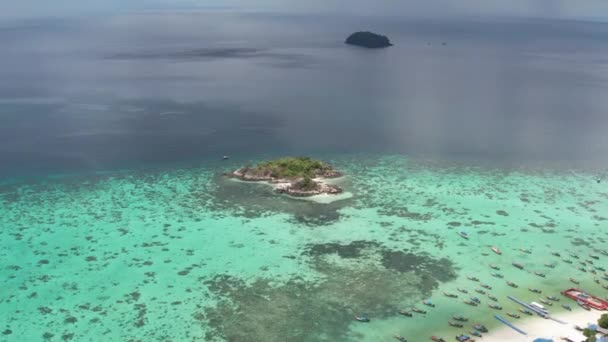 空中无人机视图惊人的热带天堂Koh Kra岛与白色空海滩在阳光明媚的夏季天 — 图库视频影像