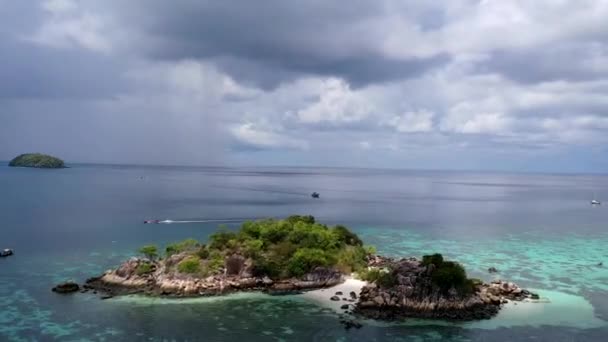 Vzdušný výhled na úžasný tropický ráj na ostrově Koh KRA s bílou prázdnou pláží během slunného letního dne, Thajsko-video s rychlým pohybem
