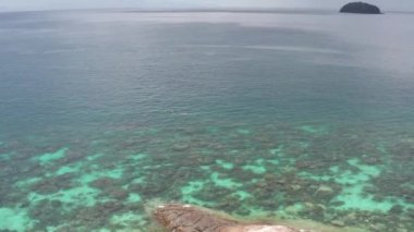 Güneşli yaz günü boyunca beyaz boş plaj ile inanılmaz tropikal cennet Koh Kra adanın Havadan drone görünümü, Tayland
