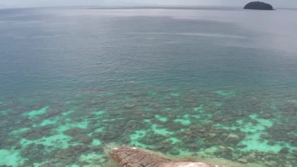 晴れた夏の日に白い空のビーチと素晴らしい熱帯の楽園コクラ島の空中ドローンビュー — ストック動画