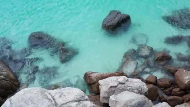 Drone Drone Von Oben Auf Felsen Mit Kristallklarem Lagunenwasser — Stockvideo