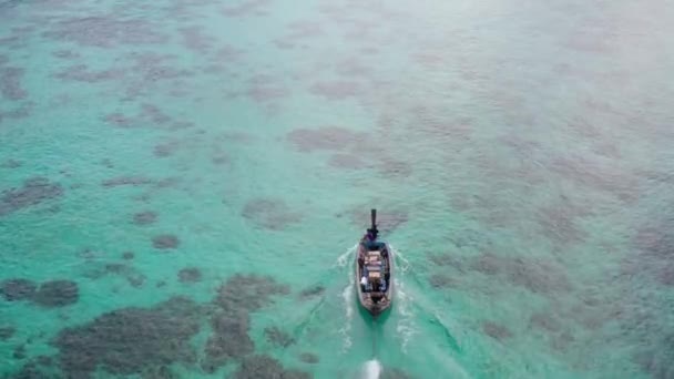 空中无人机视图在惊人的泻湖水晶般清澈的海水与珊瑚礁 — 图库视频影像