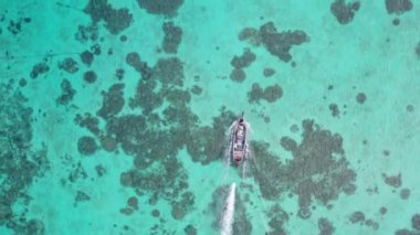 Mercan resifi ile inanılmaz lagün kristal berraklığında deniz suyu üzerinde tekne nin havadan drone üst görünümü, Tayland