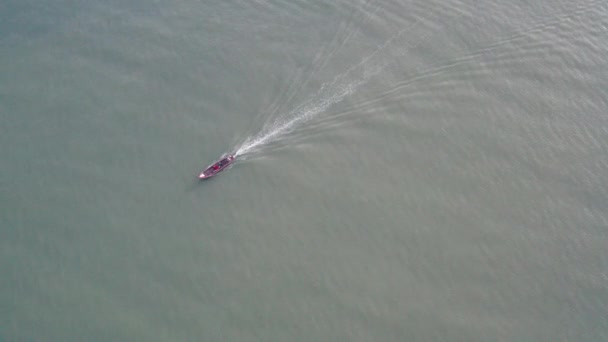 Drone Aéreo Vista Superior Barco Pesca Mar Durante Dia Nublado — Vídeo de Stock