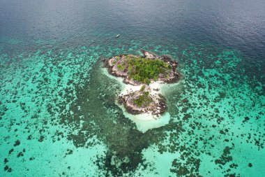 Güneşli yaz günü boyunca beyaz boş plaj ile inanılmaz tropikal cennet Koh Kra adanın Havadan drone görünümü, Tayland