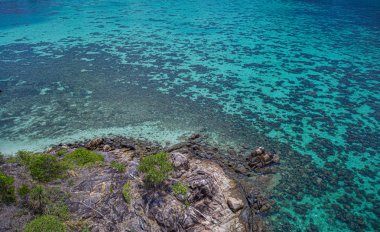 Arka planda lagün denizi ile kayalık cennet Koh Kra adanın hava drone görünümü parçası, Tayland