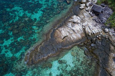 Arka planda lagün denizi ile kayalık cennet Koh Kra adanın hava drone görünümü parçası, Tayland
