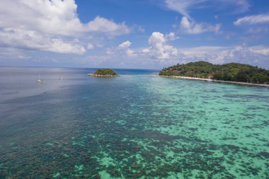Güneşli yaz günü boyunca güzel tropikal Koh Lipe adanın Havadan drone görünümü, Tayland