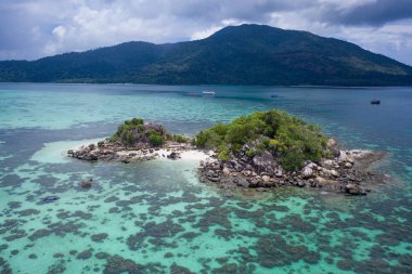 Güneşli yaz günü boyunca beyaz boş plaj ile inanılmaz tropikal cennet Koh Kra adanın Havadan drone görünümü, Tayland