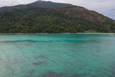 Kristal berraklığında lagün deniz suyu ile güzel tropikal plaj Havadan drone görünümü, Koh Lipe, Tayland