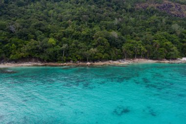 Kristal berraklığında lagün deniz suyu ile güzel tropikal plaj Havadan drone görünümü, Koh Lipe, Tayland