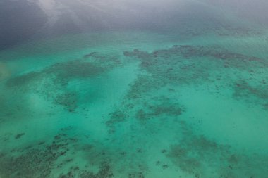 Mercan resifi ile kristal berraklığında lagün deniz suyu yüzeyinin havadan drone üst görünümü