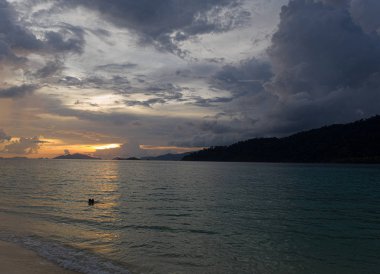 Koh Lipe adasında güzel gün batımı havadan drone görünümü, Tayland 