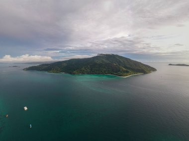 Güneşli yaz günü boyunca güzel tropikal Koh Lipe adanın Havadan drone görünümü, Tayland