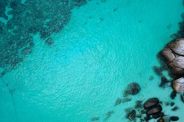 Aerial Drone Uppifrån Kristallklar Lagun Havsvatten Yta Med Stenar Och — Stockfoto