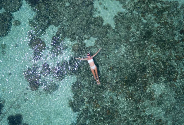 空中无人侦察机俯瞰在水晶般清澈的海水中漂浮的妇女与珊瑚礁 — 图库照片
