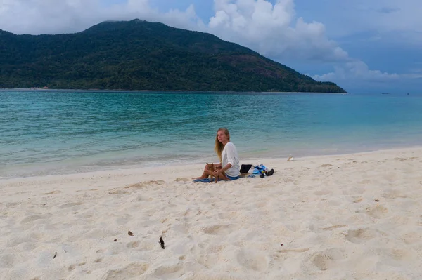 Mulher Bruxa Cão Relaxante Praia Areia Sobre Mar Lagoa Ilha — Fotografia de Stock