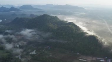 Bulutlu sabah, Tayland sırasında Pakbara küçük bir köy havadan drone görünümü