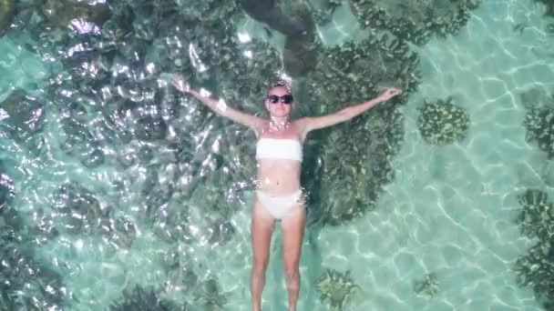 Aereo Drone Vista Dall Alto Della Donna Galleggiante Acqua Cristallina — Video Stock