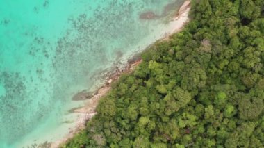 Güzel lagün deniz yüzeyi ve beyaz kumlu tropikal cennet ada havadan drone görünümü