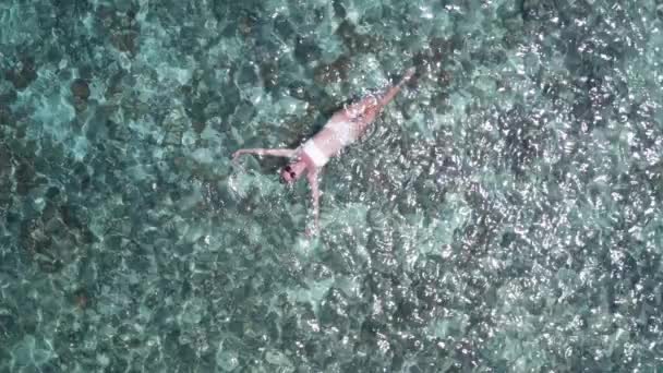 Vista Superior Del Dron Aéreo Mujer Flotando Agua Mar Cristalina — Vídeos de Stock