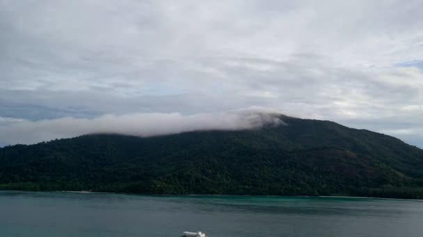 Vista Aérea Drones Agua Mar Verde Isla Montaña Nube Sobre — Vídeos de Stock
