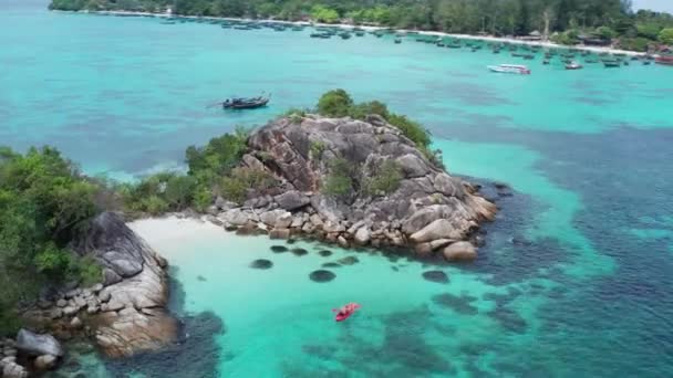 Vista Aérea Del Hombre Kayak Aguas Cristalinas Laguna Durante Día — Vídeos de Stock