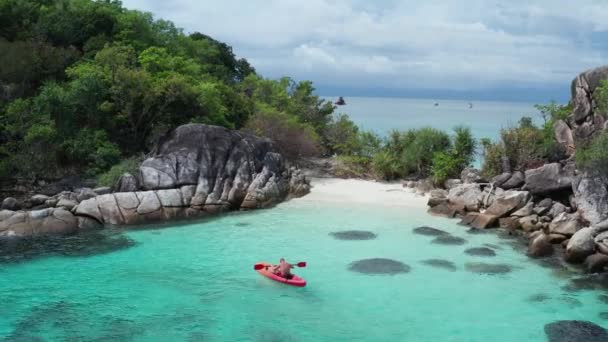 在泰国Kra岛附近的夏季 空中无人机在水晶般清澈的泻湖海水中划独木舟 旅游热带岛屿度假概念 — 图库视频影像