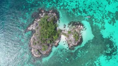 Tayland Koh Kra adası yakınlarında yaz günü kristal berraklığında lagün deniz suyunda kayak adam havadan drone görünümü. Seyahat tropikal ada tatil konsepti