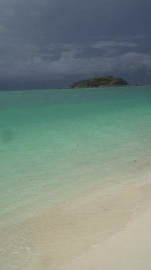 Küçük ada ve bulutlu gökyüzü arka plan ile inanılmaz lagün deniz dalgaları ve beyaz kumlu plaj Dikey görüntüleri