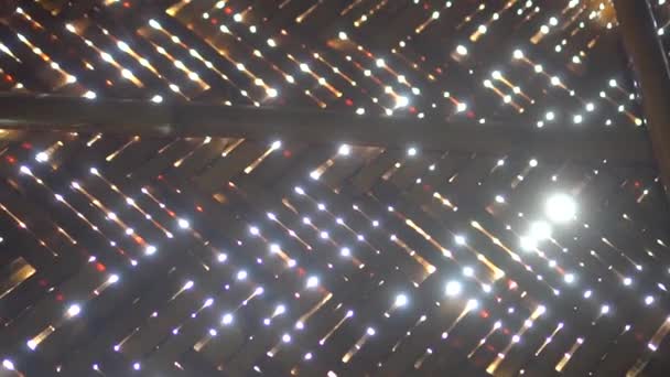 Verbazingwekkende Filmische Shot Van Zonnestralen Schijnt Door Bamboe Muur Van — Stockvideo