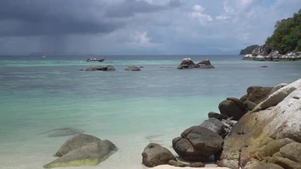 Παραδοσιακή Ταϊλανδέζικη Μακριά Βάρκα Ουρά Στη Θάλασσα Κοντά Στην Ακτογραμμή — Αρχείο Βίντεο