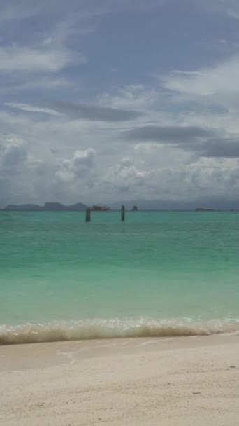 Vertikala Bilder Träpålar Kristallklart Havsvatten Över Båtar Och Molnigt Himmel — Stockvideo