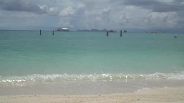 Holzstapel Kristallklarem Meerwasser Über Booten Und Bewölktem Himmel — Stockvideo