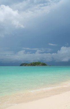 Bulutlu gökyüzü üzerinde küçük ada ile güzel kumlu plaj ve lagün deniz. Tayland Amazing tropikal Koh Lipe ada