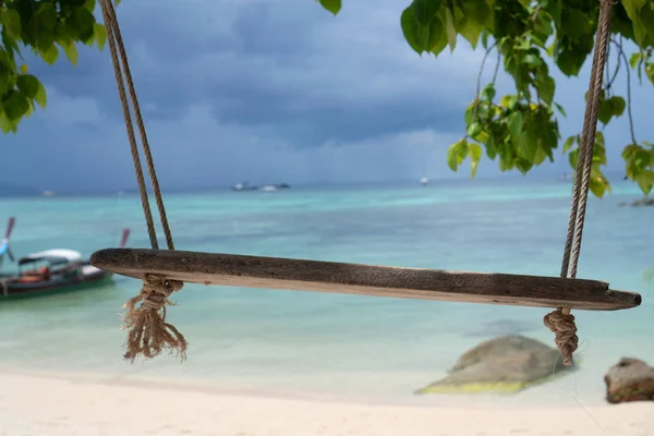 Gunga Hänga Från Träd Över Vackra Tropiska Utsikt Med Båtar — Stockfoto