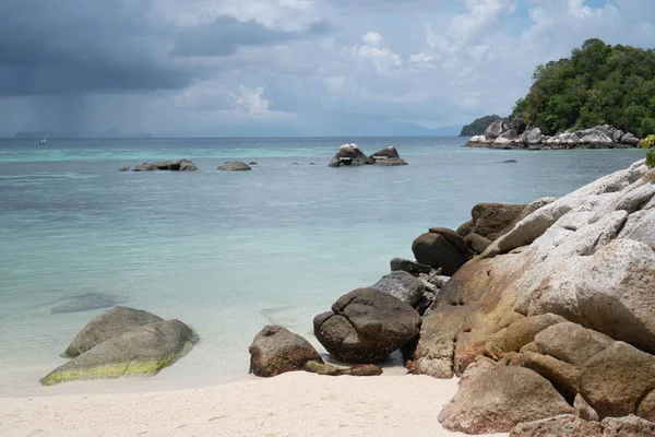 Песчаный Пляж Камнями Над Морем Облачным Небом Остров Липе Таиланде — стоковое фото
