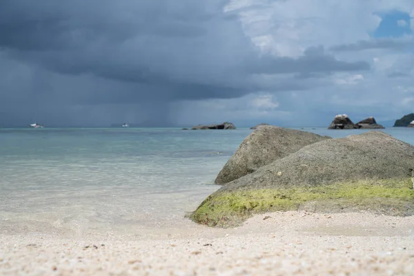 Sandstrand Mit Felsen Über Dem Meer Und Bewölktem Himmel Koh — Stockfoto