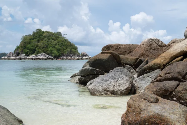 Sandstrand Med Klippor Över Havet Och Molnigt Himmel Koh Lipe — Stockfoto